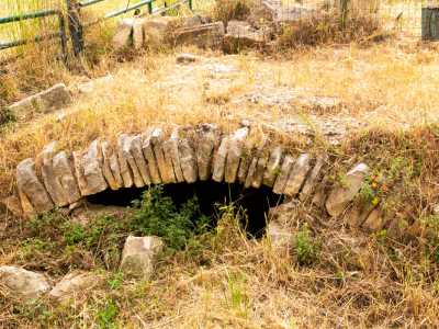 Quella a sinistra, di impianto paleocristiano, � la pi� antica: fu realizzata tra il VII e l�VIII secolo su un preesistente sito di monaci bizantini, del quale rimane un ingresso sotterraneo colmo per� di terreno